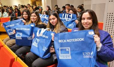 Más de 100 estudiantes recibieron “becas notebook” con equipos aportados por empresas