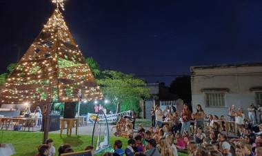 Las localidades celebraron el encendido de sus árboles navideños