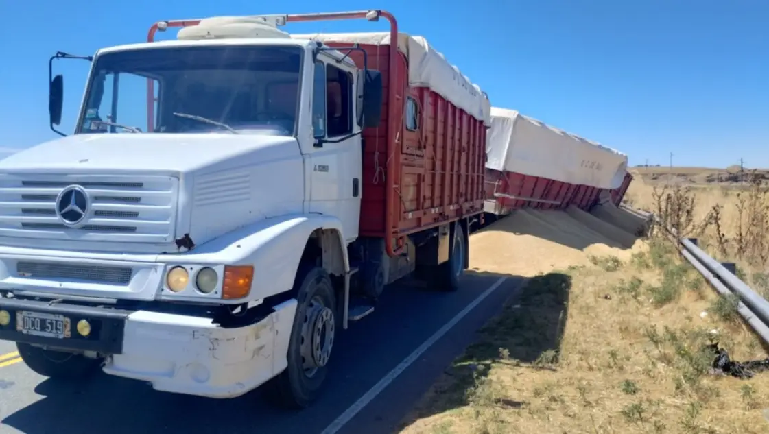 Un camión protagonizó un espectacular choque contra un puente en la Ruta 51