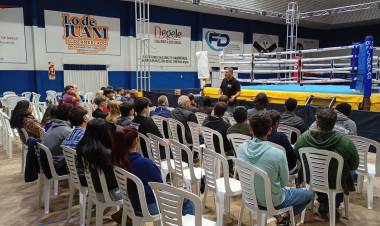 Clínica de Boxeo con el arbitro de la FAB Daniel Dotti, en el "Club El Progreso" de pueblo Santa Maria