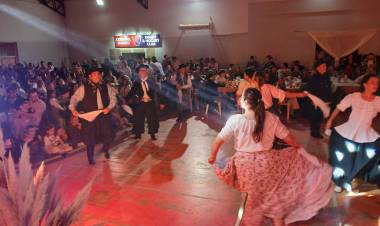 Exitoso festival folclórico organizado por el Coronel Suárez Rugby y Hockey Club en el Polideportivo Municipal