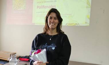 Una graduada desarrolló un método 40 veces más rápido para extraer polifenoles de alimentos naturales