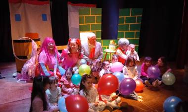 El Grupo Teatral "Arriba el Telón" se presentó en Pringles con su obra "Arco iris a la obra"