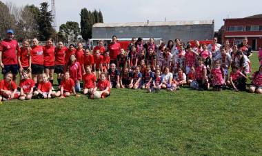 Encuentro de fútbol femenino Sub 10 y Sub 13 en Independiente de pueblo San José