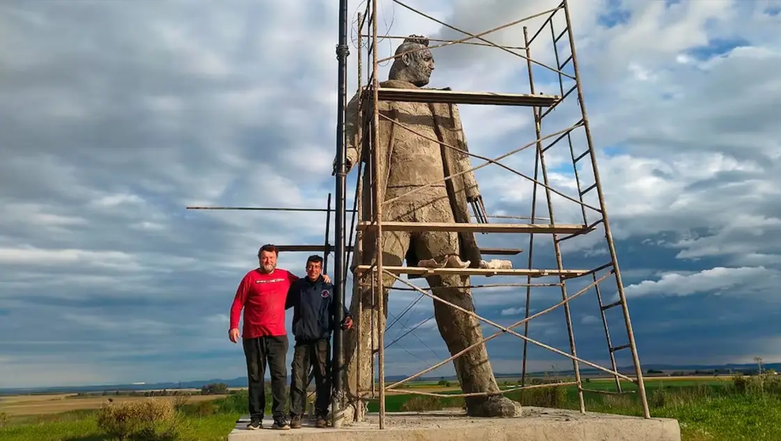 Una escultura de casi seis metros rinde homenaje a Ricardo Iorio en Coronel Suárez