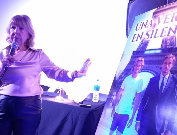 El Sábado 13 la escritora Cristina Adassus presentó su último trabajo, el libro "Una Verdad en Silencio"