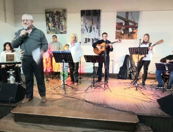 La Biblioteca Sarmiento se lleno de música y danza con la actuación de Voces del Alma