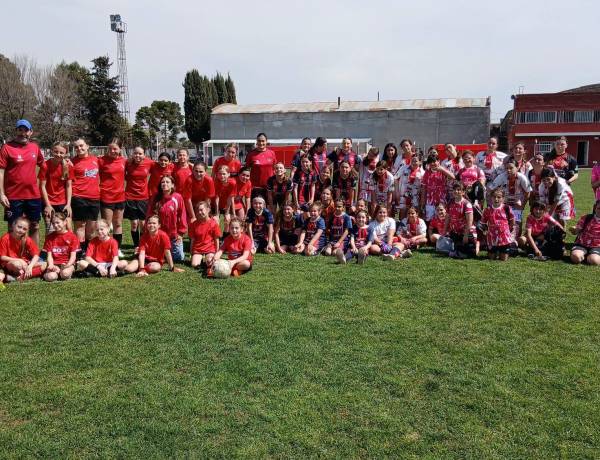 Encuentro de fútbol femenino Sub 10 y Sub 13 en Independiente de pueblo San José