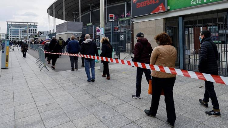 Francia vacunará con Pfizer o Moderna a quienes recibieron una primera dosis de AstraZeneca