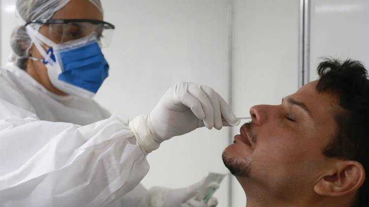 Los casos de coronavirus descendieron 40% en el último mes en la Argentina