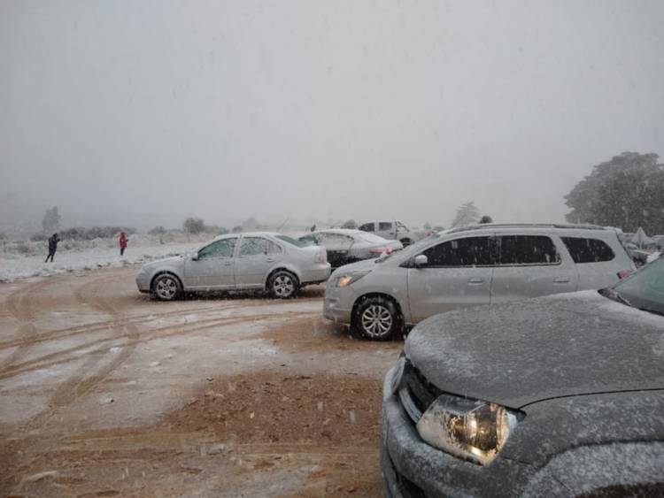 Una intensa nevada pintó todo de blanco en la Comarca Serrana
