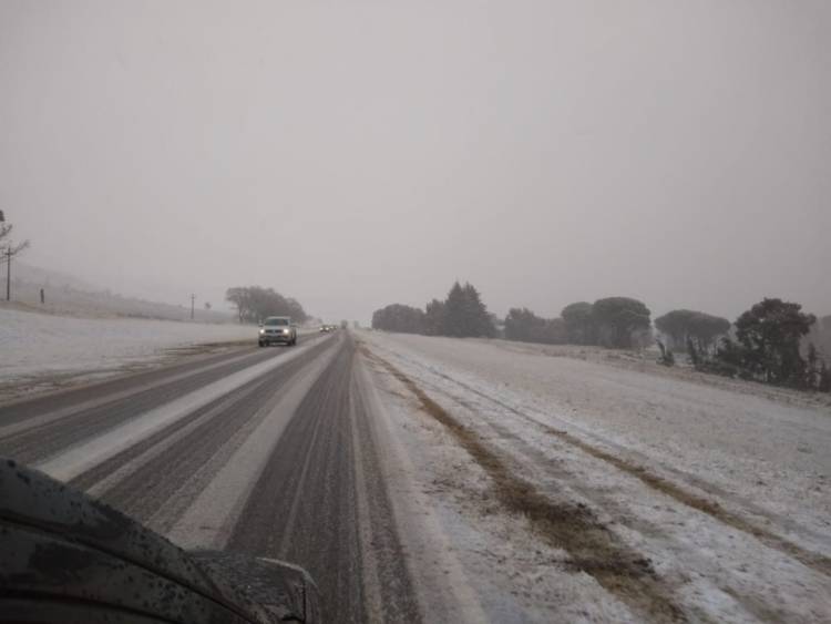 Una intensa nevada pintó todo de blanco en la Comarca Serrana