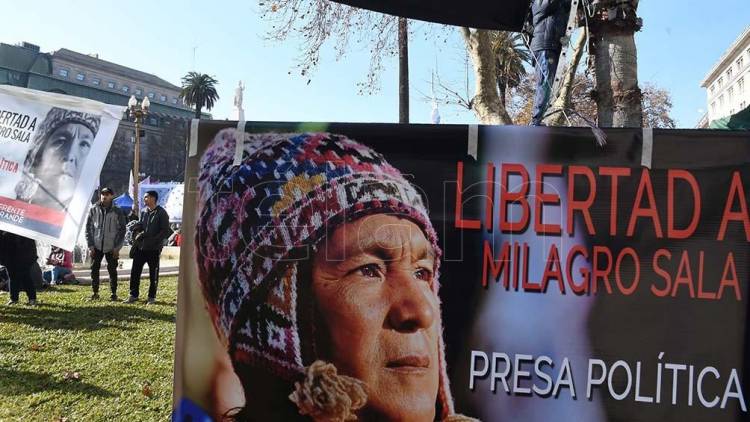 Instalaron 2000 carpas en Plaza de Mayo en reclamo de la libertad de Milagro Sala