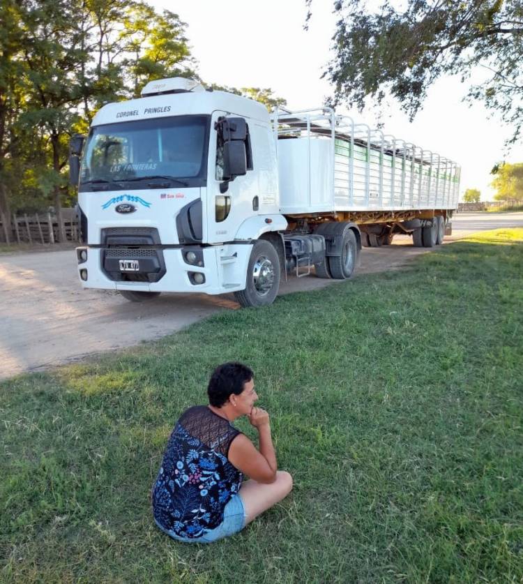 "¿Me lo das para manejar?" La historia de una camionera pringlense
