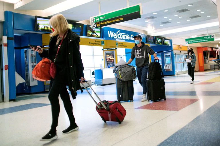 EEUU anunció que mantiene las restricciones de entrada al país por la extensión de la variante Delta