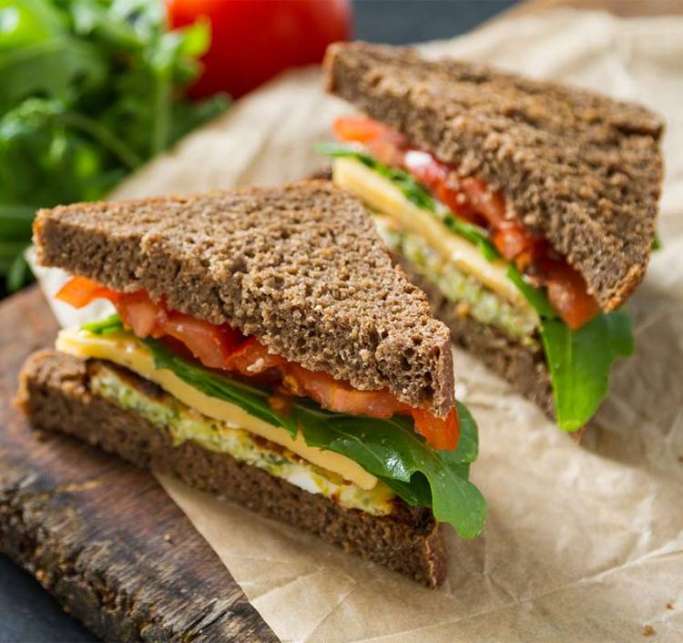 Sándwich integral vegetal con queso