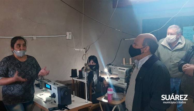 El Intendente Municipal @ricardomoccero recorrió talleres de confección de indumentaria y calzado en plena producción