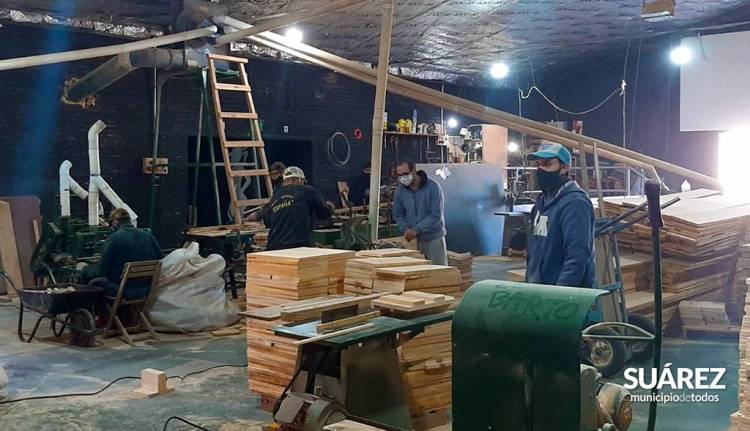 El Intendente Municipal @ricardomoccero recorrió talleres de confección de indumentaria y calzado en plena producción