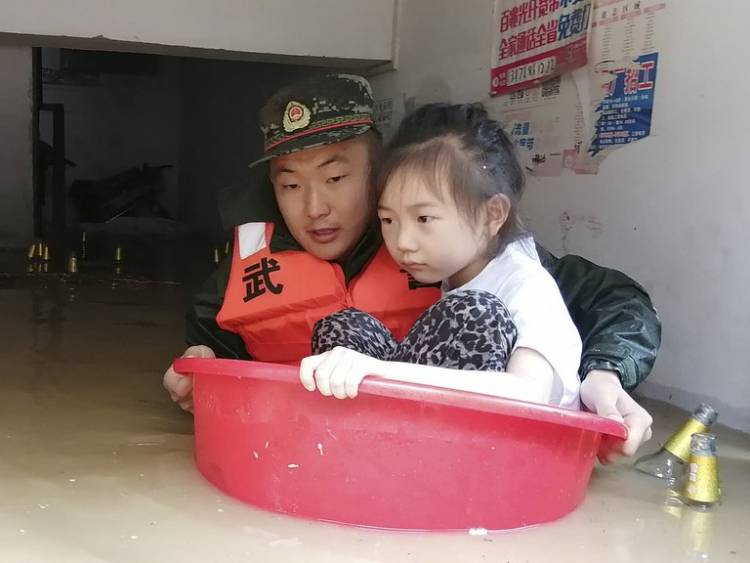 China declaró alerta roja en cinco ciudades por nuevas inundaciones: al menos 21 muertos