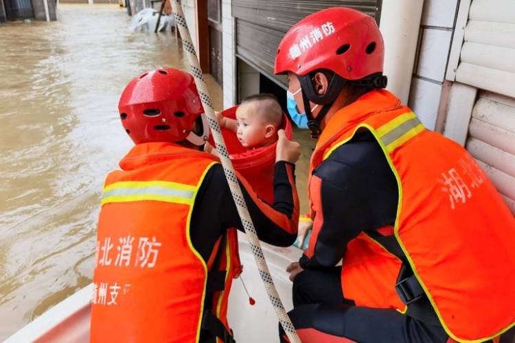 China declaró alerta roja en cinco ciudades por nuevas inundaciones: al menos 21 muertos