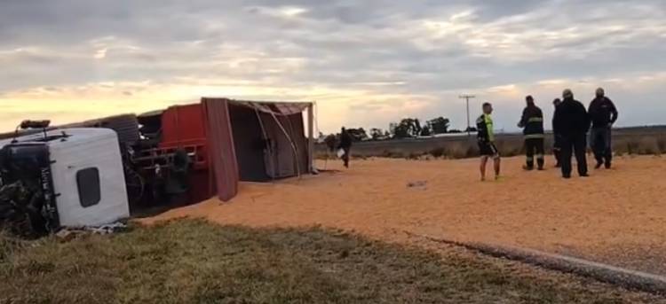Volcó un camión cargado con maíz en la ruta 85