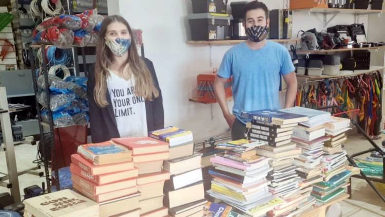 El ejemplo de Camila y Javier: pusieron de pie a la Biblioteca de su escuela destruida por las llamas