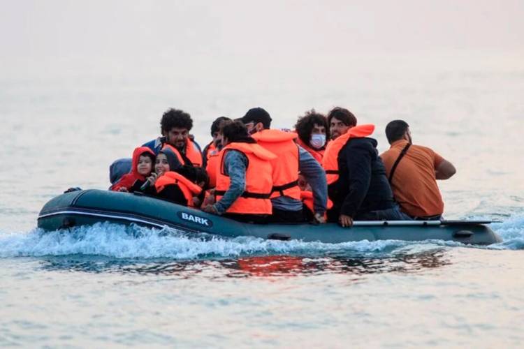 "Se morían poco a poco", el crudo relato de un migrante que sobrevivió en un bote 13 días a la deriva