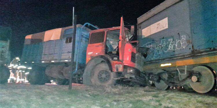 Saldungaray: Un camión chocó contra un tren de carga