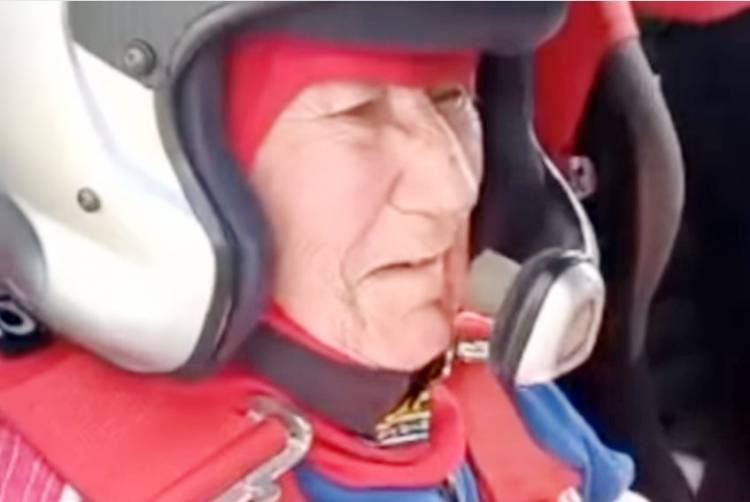 Se hizo viral: anduvo en un auto de rally a los 88 años