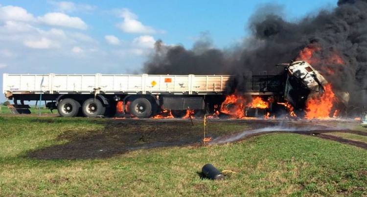 Tremendo accidente de frente entre dos camiones