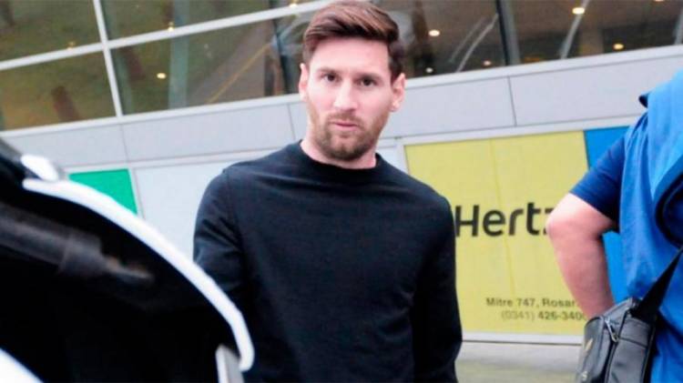 Messi llegó desde París junto a Di Maria y Paredes para lucir la camiseta argentina
