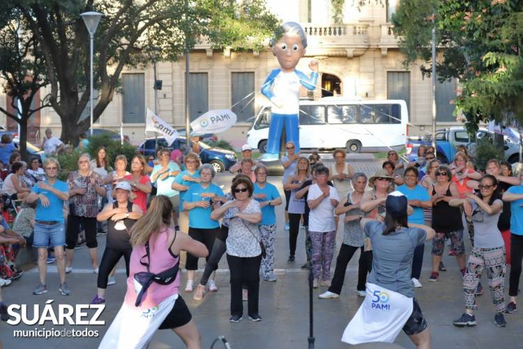 Los adultos disfrutaron de una tarde recreativa en la plaza San Martín 