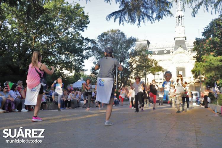 Los adultos disfrutaron de una tarde recreativa en la plaza San Martín 