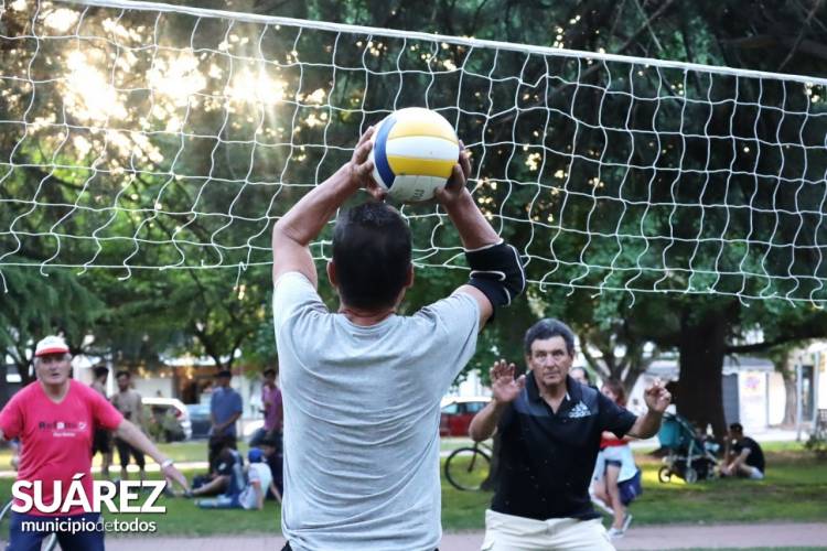 Los adultos disfrutaron de una tarde recreativa en la plaza San Martín 