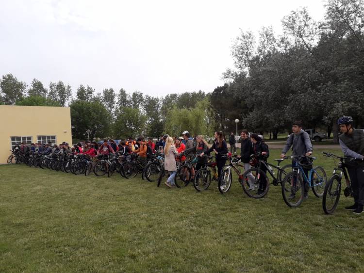 Alumnos de 3er año de la Escuela Agropecuaria realizaron su tradicional bicicleteada y acampe en la estancia ''Santa Clara''