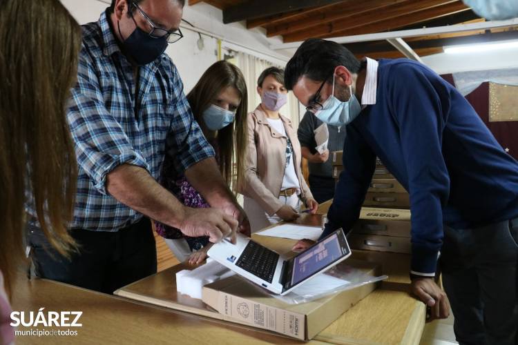 Alumnos de la Escuela Secundaria N° 11 de Pasman recibieron netbooks del programa “Juana Manso”