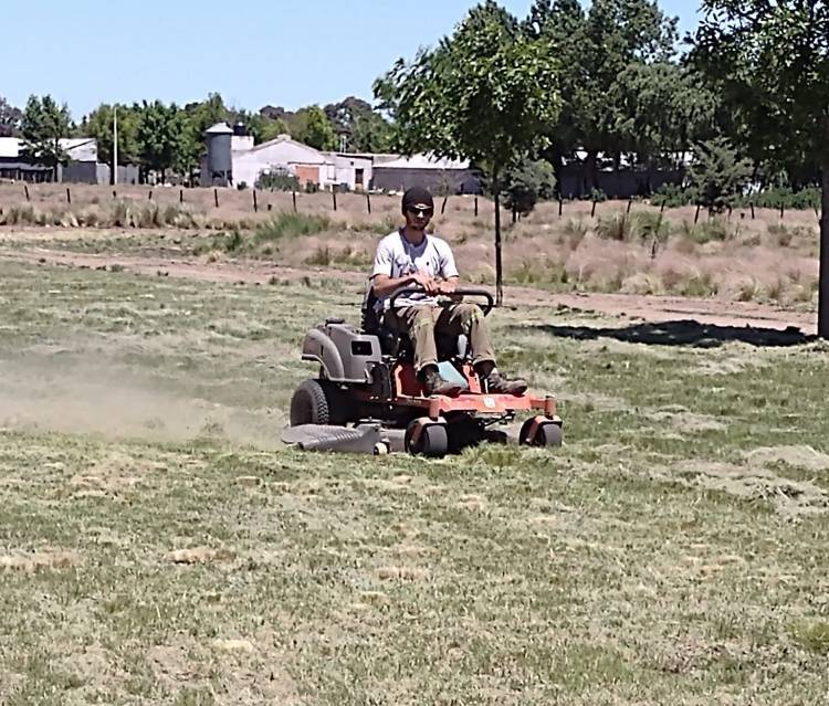 Trabajo a pleno en el Parque Héroes de Malvinas.