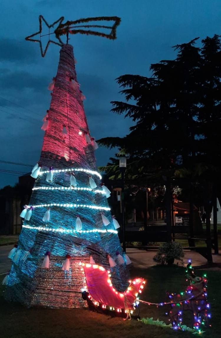FM Suarense 101.9 dijo presente en el encendido del árbol navideño del pueblo Santa María