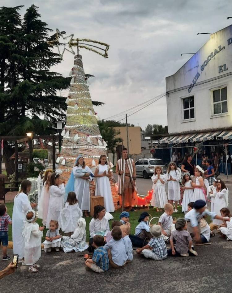 FM Suarense 101.9 dijo presente en el encendido del árbol navideño del pueblo Santa María