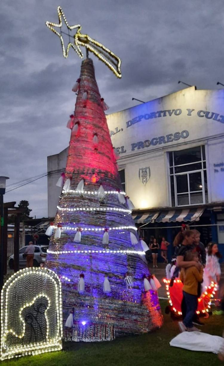 FM Suarense 101.9 dijo presente en el encendido del árbol navideño del pueblo Santa María