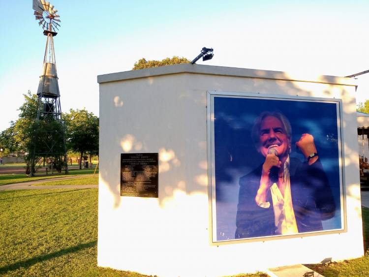 Se inauguró el mural de Sergio Denis en la plaza que lleva su nombre en Pueblo San José