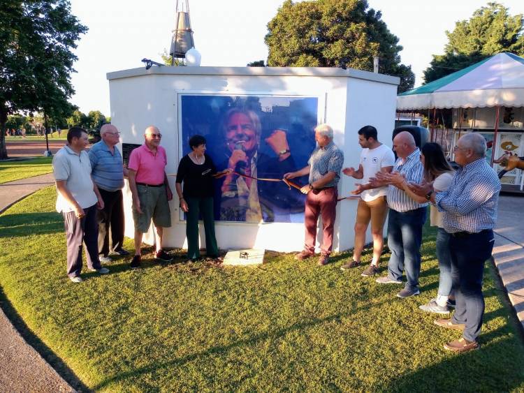 Se inauguró el mural de Sergio Denis en la plaza que lleva su nombre en Pueblo San José