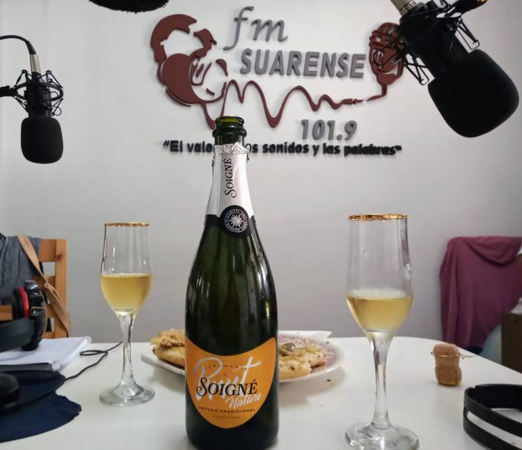 Brindamos con Amado Elorriaga y un exquisito Champagne Soigné, en FM Suarense 