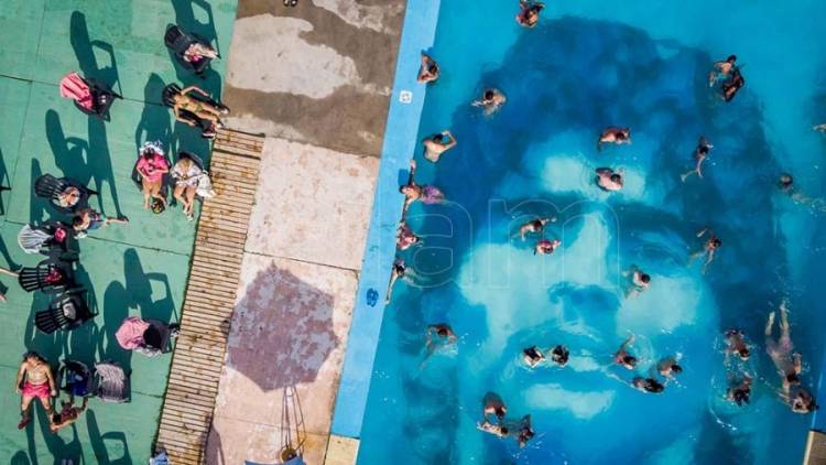 Homenaje subacuático a Diego Maradona en un balneario de Punta Mogotes