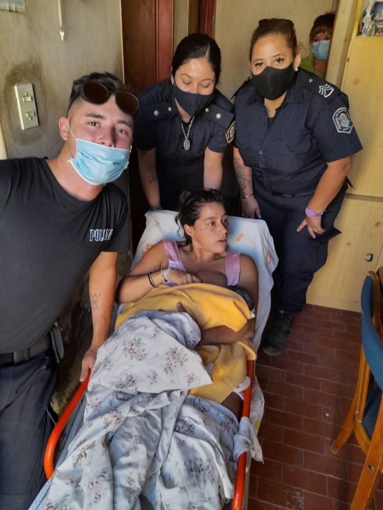 Policías ayudan a una mamá a dar a luz en su casa