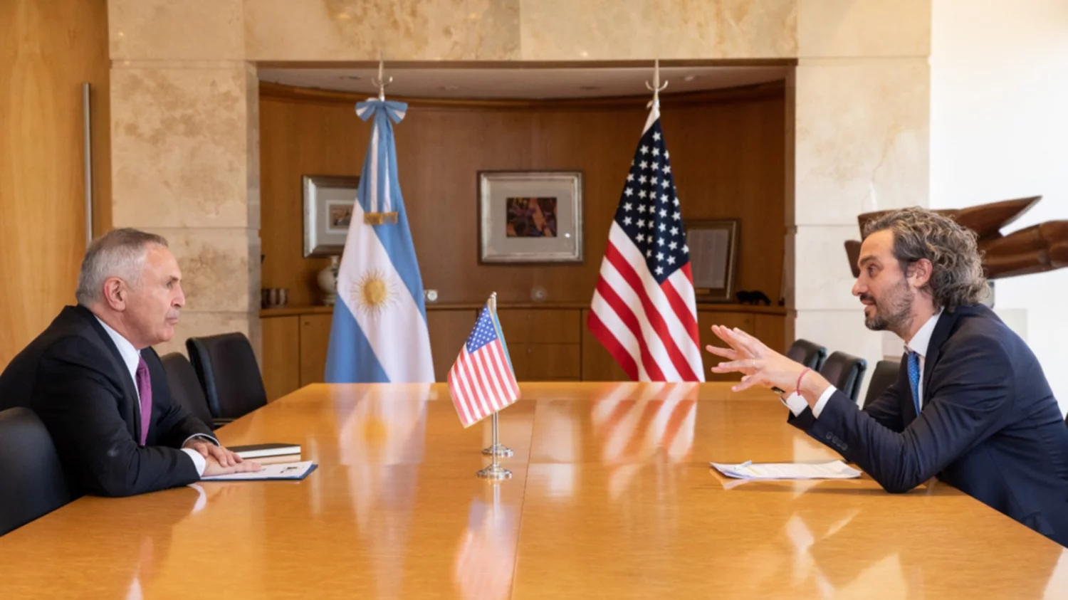 Cafiero recibió un guiño del embajador de Biden: "Argentina y Estados Unidos son buenos amigos"