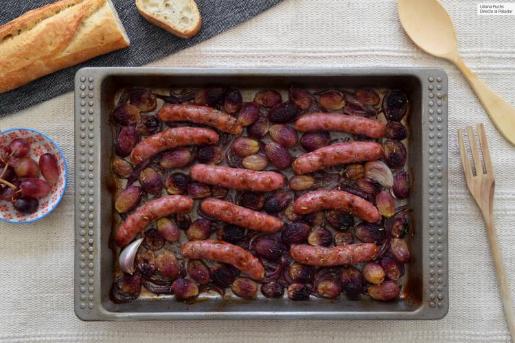 Salchichas o longanizas al horno con uvas y romero: receta fácil para comer o cenar bien y manchar muy poco