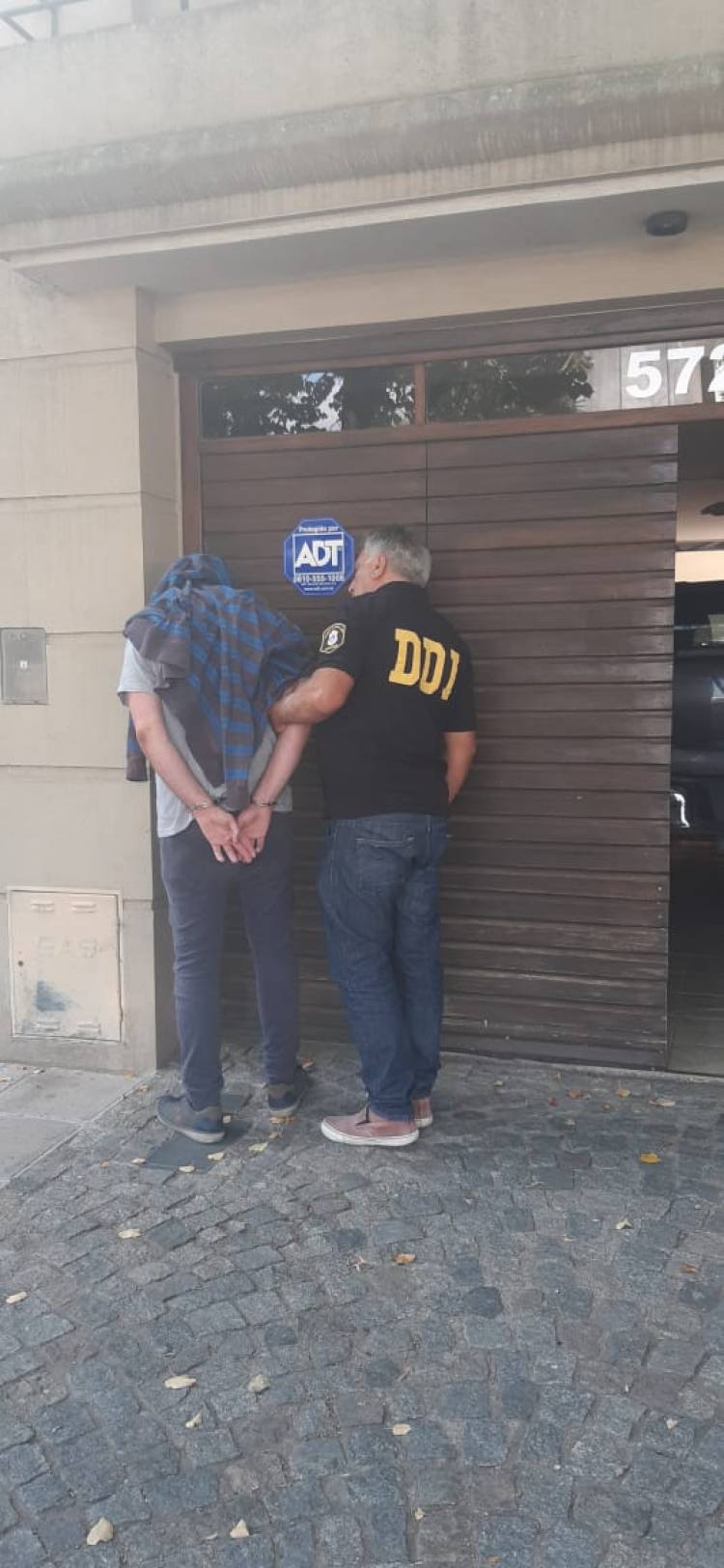 Detencion de efectivos policiales de SUBDDI CNEL SUAREZ por delito de facilitación de estupefacientes 