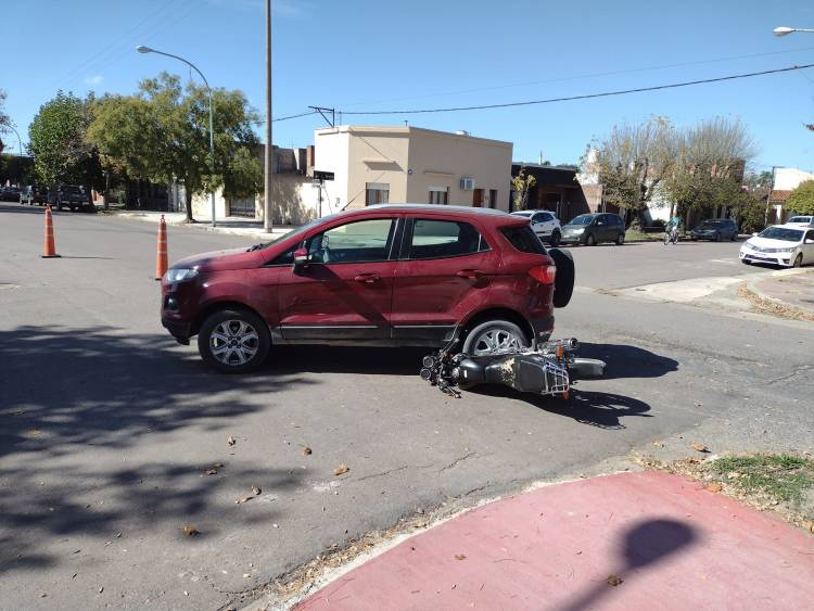 Accidente en la intersección de Av. Sixto Rodríguez y Rivadavia entre una Eco Sport y una moto.