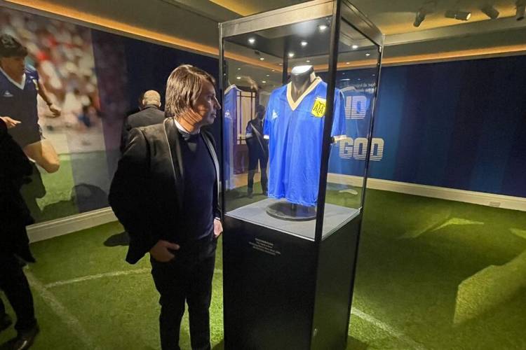 La oferta argentina para comprar la camiseta de Maradona